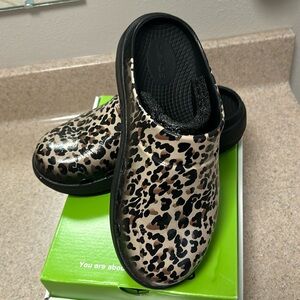 Oofos Leopard print clogs size6